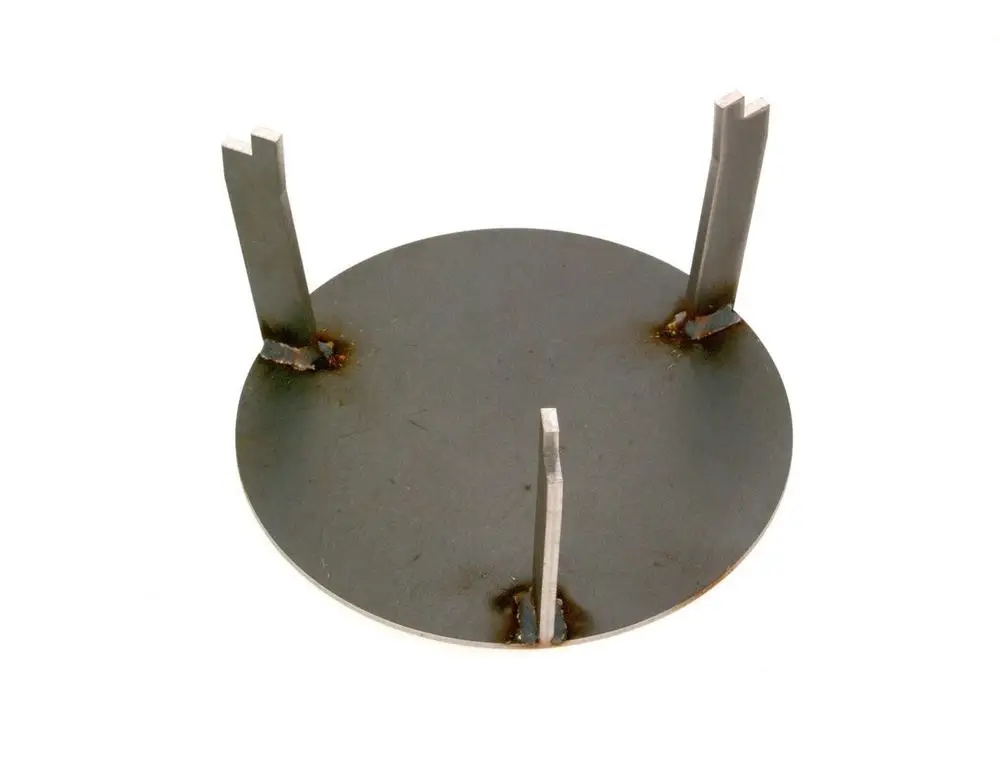 Runder Metalldeckel mit drei vertikalen Halterungen, gefertigt aus Stahl, montiert zur Verwendung in Verbindung mit Bosch-Geräten.